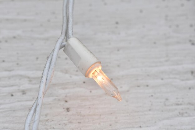Jak sprytnie podłączyć trzy lampy do jednego kabla?
