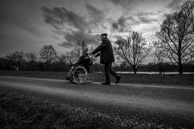 Czy czarny strój na pogrzebie to wciąż konieczność?