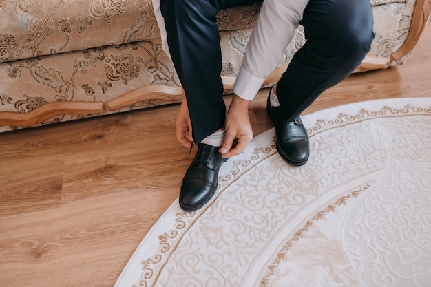 Czy zamszowe buty pasują do garnituru – stylowy wybór czy modowa wpadka?