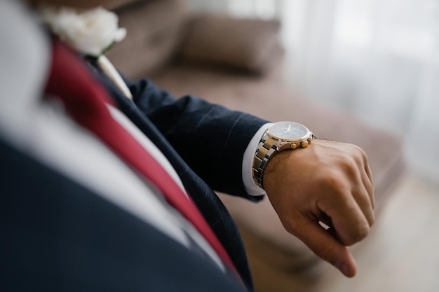 Elegancki mężczyzna - jak nosić zegarek do garnituru?