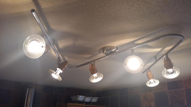 Jak sprawnie zamontować lampę LED na suficie?