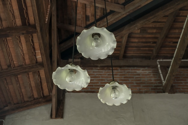 Jak własnoręcznie zrobić abażur do lampy z ulubionego materiału?