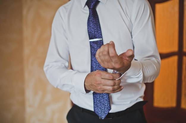 Jaki krawat dobrać do garnituru, aby wyglądać elegancko?