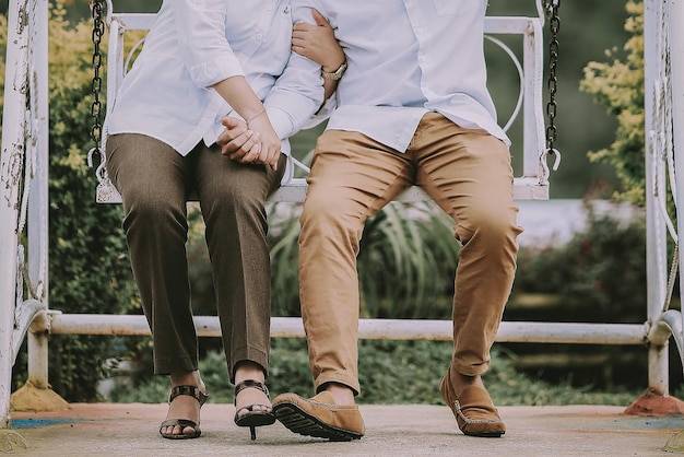 Jakie buty dobrać do białej koszuli, by wyglądać stylowo?