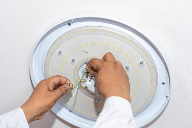 Jak profesjonalnie podłączyć oświetlenie ledowe na suficie?