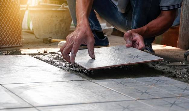 Czym nakładać klej do płytek podczas remontu łazienki?