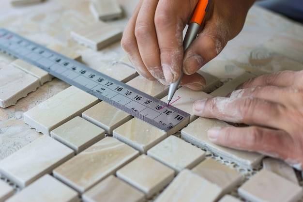 Ile kosztuje układanie płytek za metr kwadratowy w różnych regionach Polski?