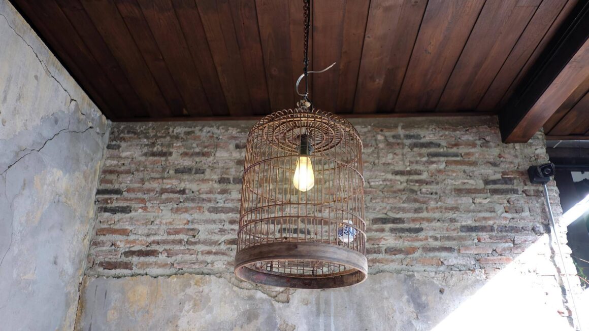 Drewniana lampa wisząca – jak stworzyć oryginalne oświetlenie do domu?