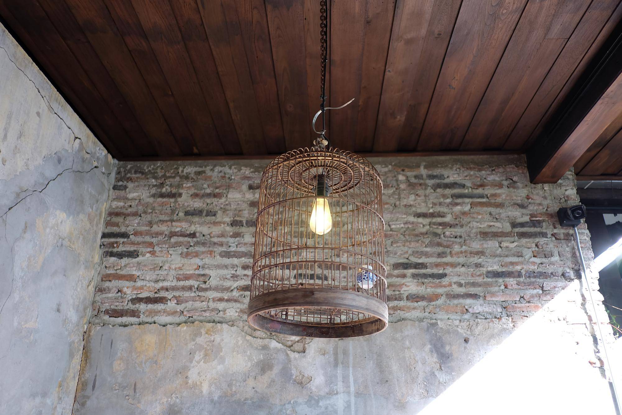 Drewniana lampa wisząca - jak stworzyć oryginalne oświetlenie do domu?