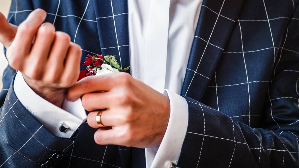 Elegancki mężczyzna – jak składać poszetki do marynarki?