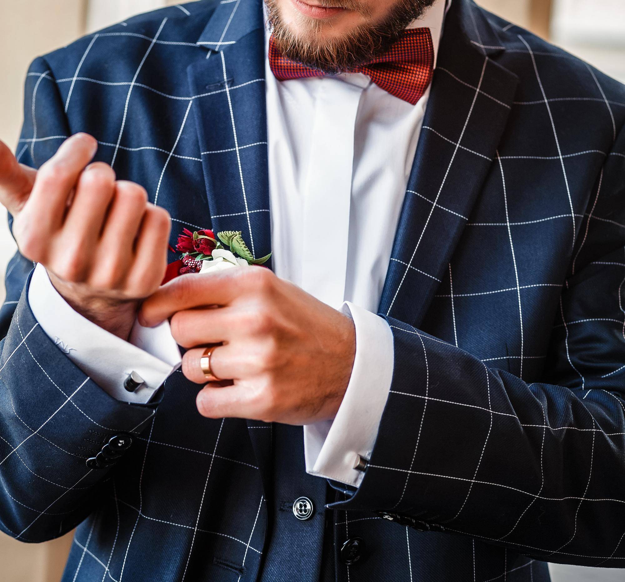 Elegancki mężczyzna - jak składać poszetki do marynarki?